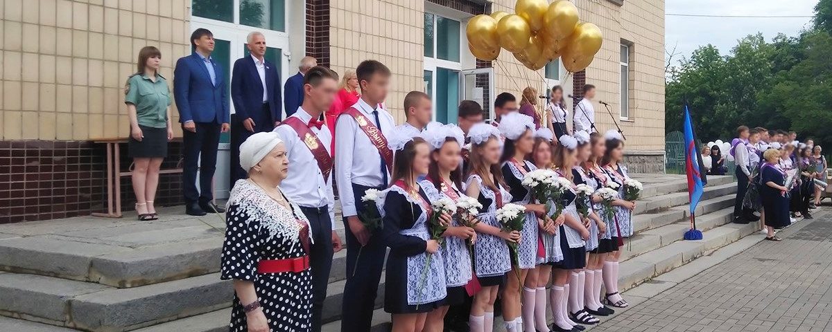 Сотрудники УИИ Петровского района г. Донецка поздравили школьников с окончанием учебного года