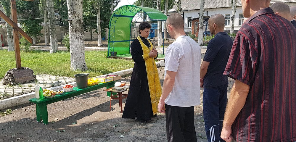 Кировскую исправительную колонию посетил священнослужитель